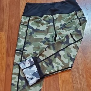 CVG Constantly Varied Gear Camo Capris XS EUC
